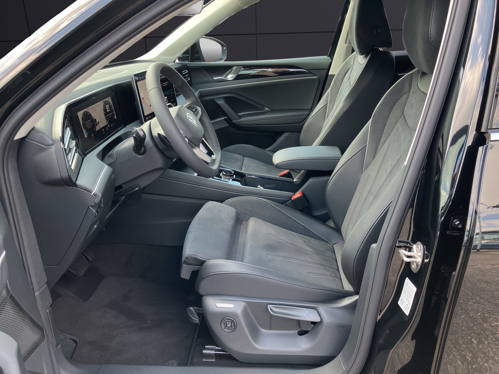 Fahrzeugabbildung Volkswagen Tiguan TSI Elegance 4M AHZV DCC LED+ STANDH.