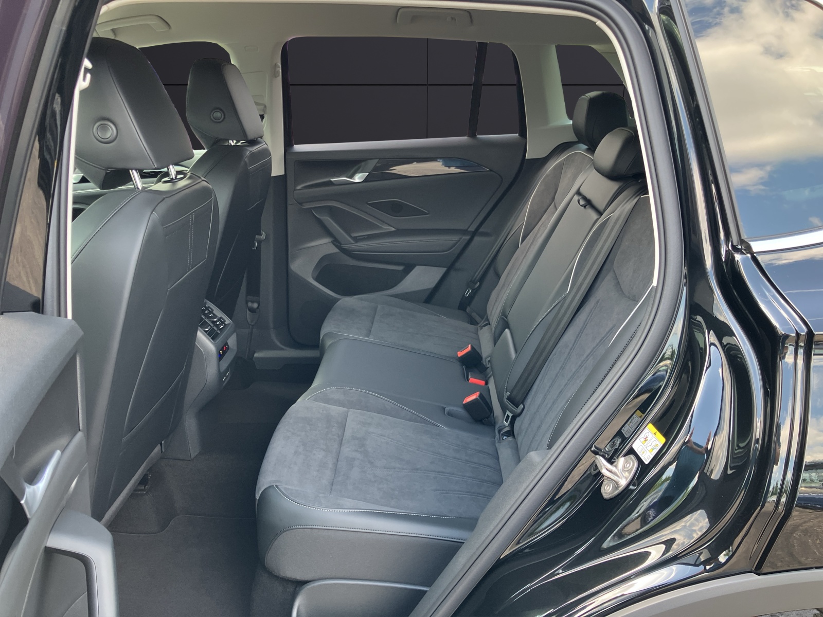 Fahrzeugabbildung Volkswagen Tiguan TSI Elegance 4M AHZV DCC LED+ STANDH.