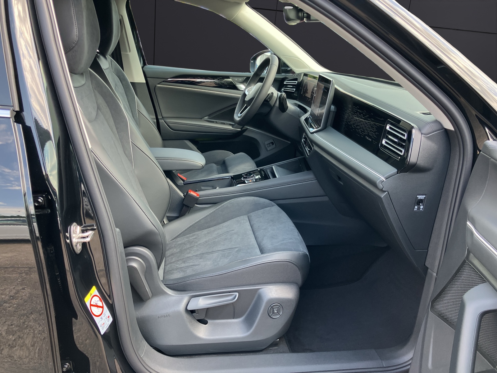 Fahrzeugabbildung Volkswagen Tiguan TSI Elegance 4M AHZV DCC LED+ STANDH.