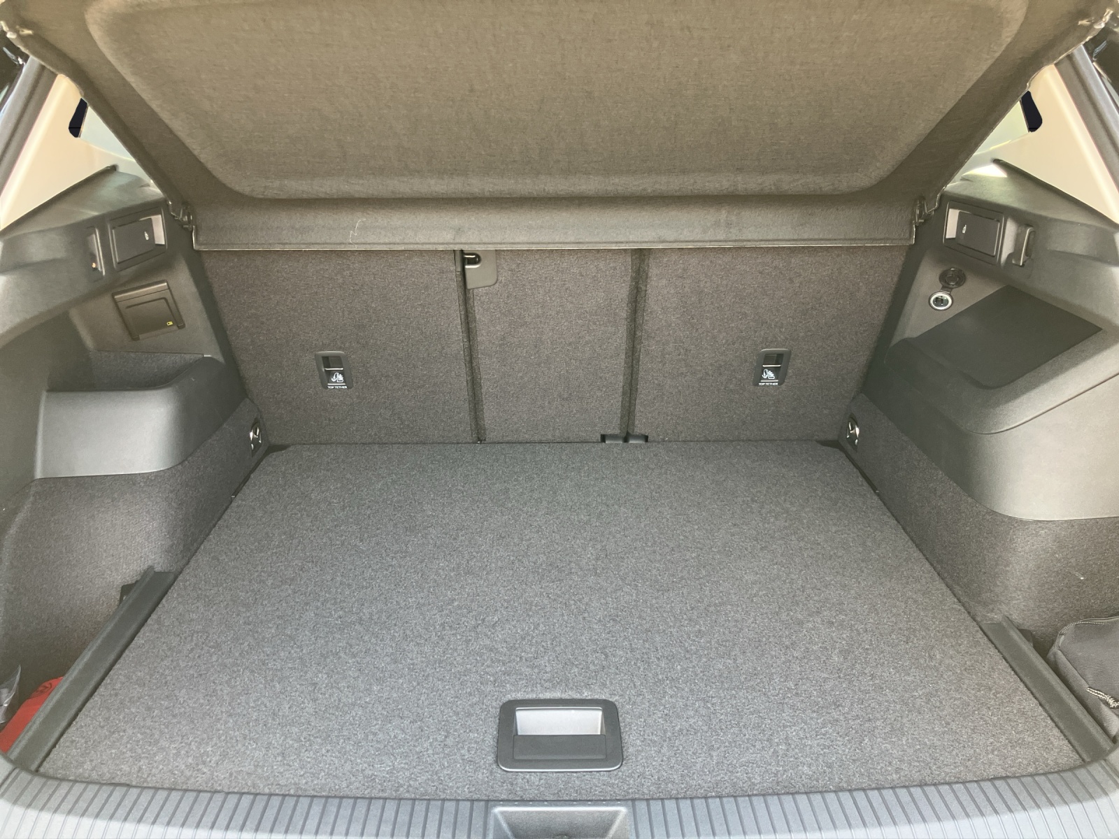 Fahrzeugabbildung Volkswagen Tiguan TSI Elegance 4M AHZV DCC LED+ STANDH.