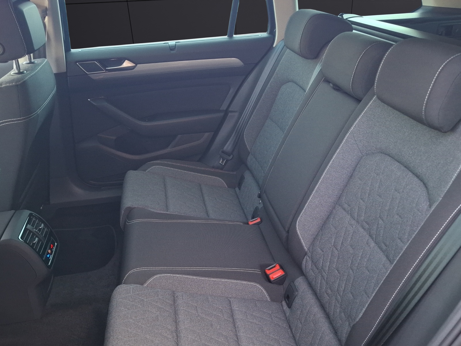 Fahrzeugabbildung Volkswagen Passat Variant TSI Business DSG Matrix Navi ACC RFK SH