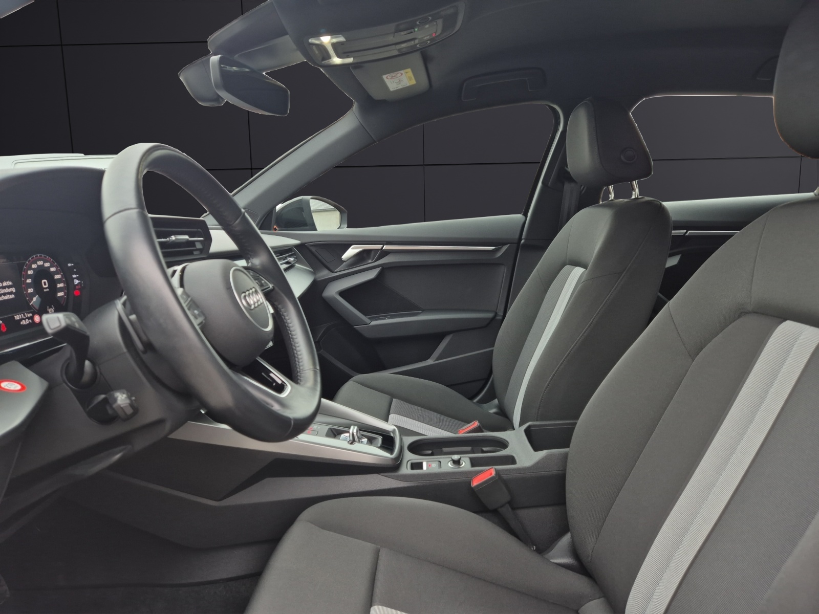 Fahrzeugabbildung Audi A3 Sportback 35 TFSI S line S-tronic LED ACC AVC NAVI PDC SHZ