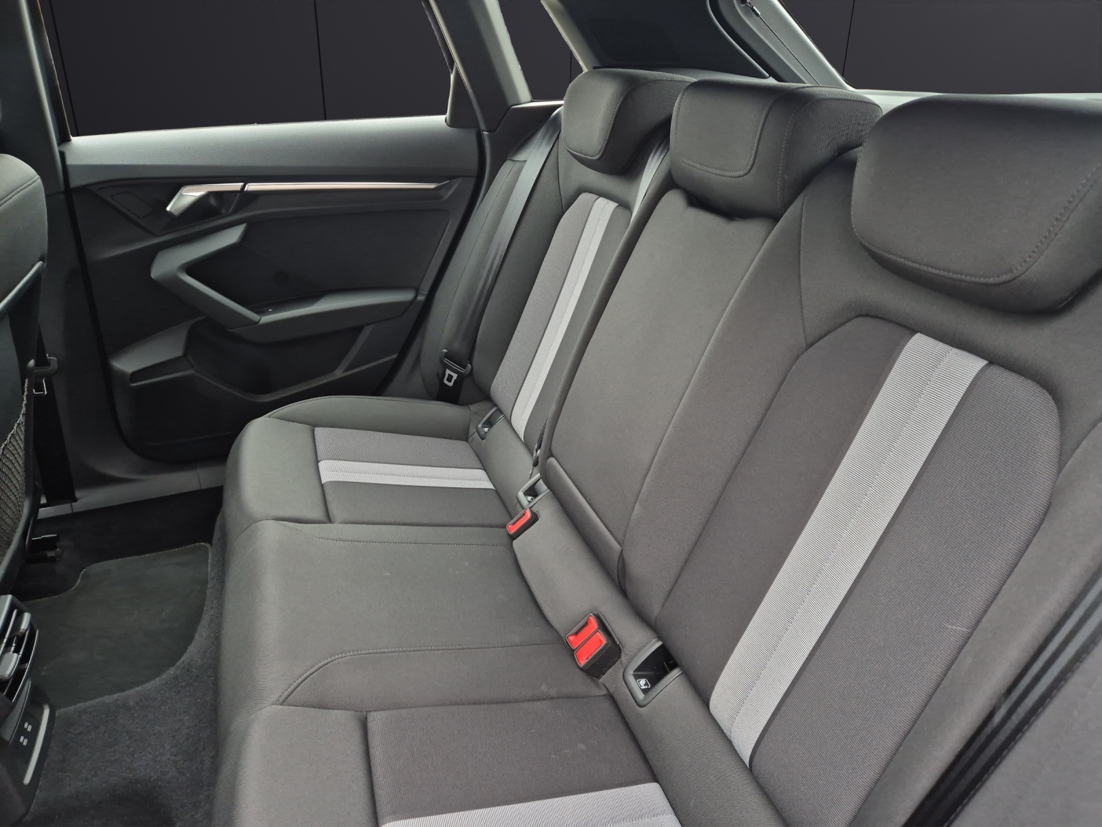 Fahrzeugabbildung Audi A3 Sportback 35 TFSI S line S-tronic LED ACC AVC NAVI PDC SHZ