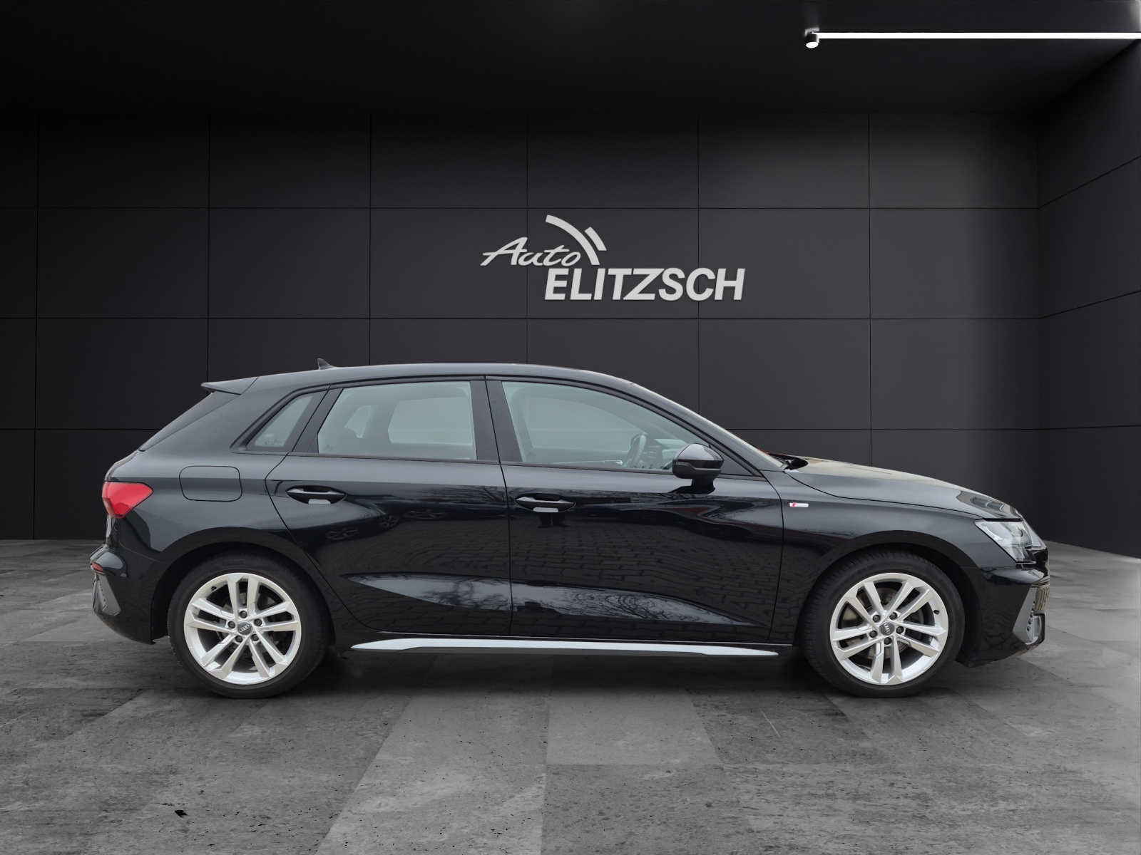 Fahrzeugabbildung Audi A3 Sportback 35 TFSI S line S-tronic LED ACC AVC NAVI PDC SHZ