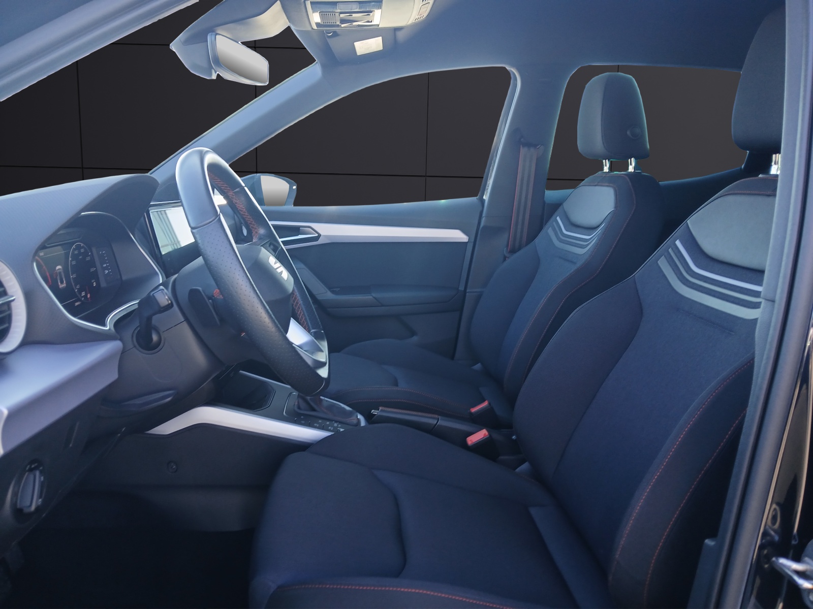 Fahrzeugabbildung SEAT Arona TSI FR-Line DSG LED Navi AID ACC RFK SH 18