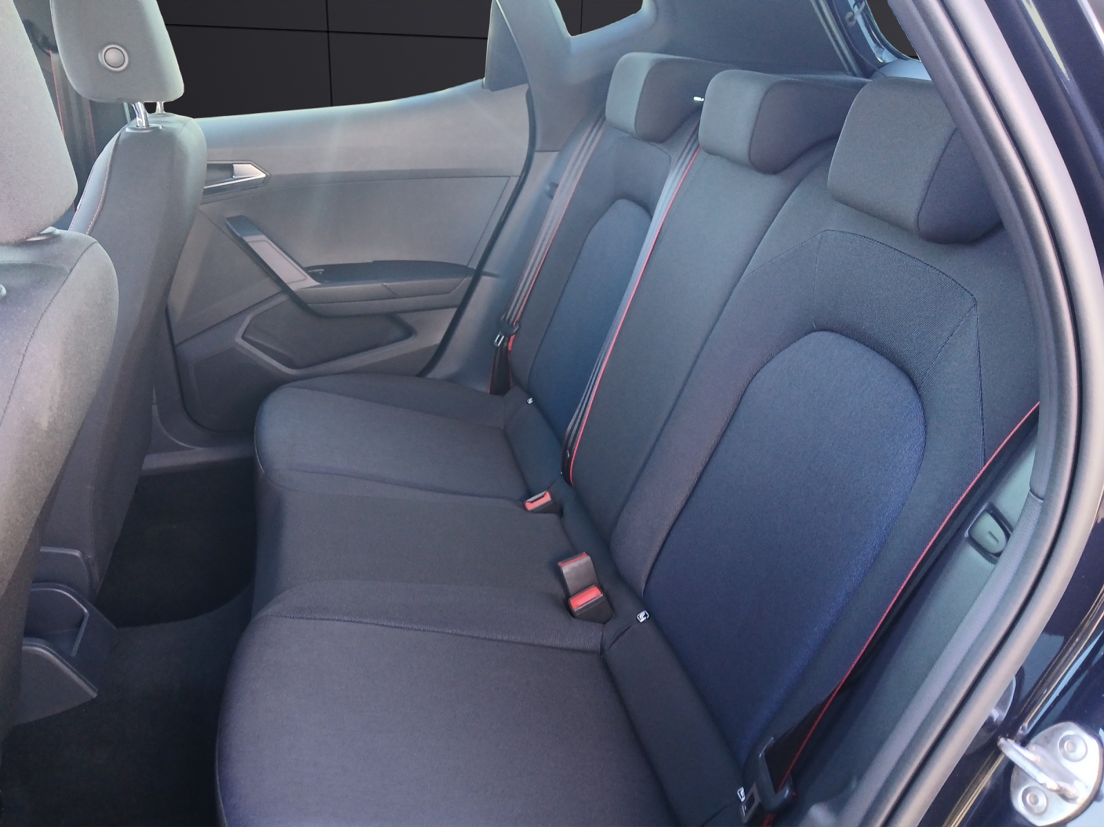 Fahrzeugabbildung SEAT Arona TSI FR-Line DSG LED Navi AID ACC RFK SH 18