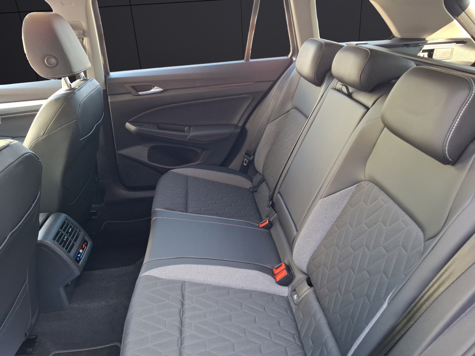 Fahrzeugabbildung Volkswagen Golf VIII Variant TSI Goal Standhzg. LED CarPlay AID ACC RFK SH LM