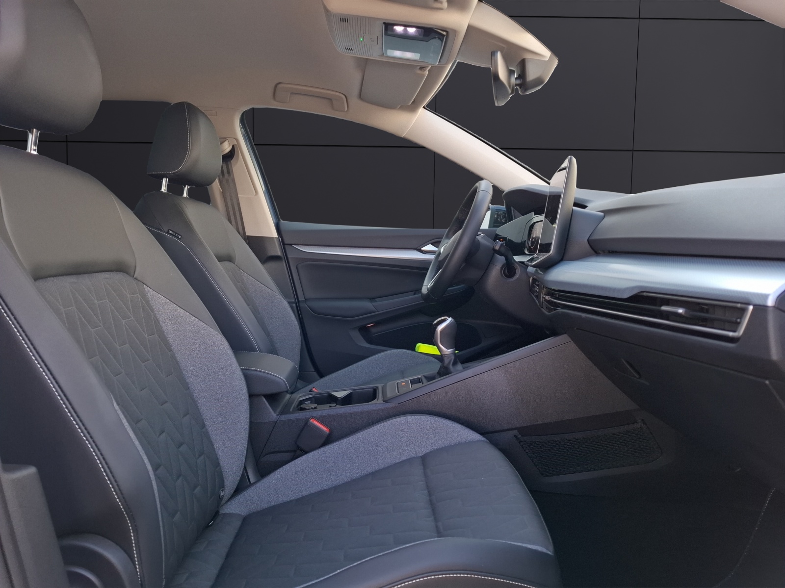 Fahrzeugabbildung Volkswagen Golf VIII Variant TSI Goal Standhzg. LED CarPlay AID ACC RFK SH LM