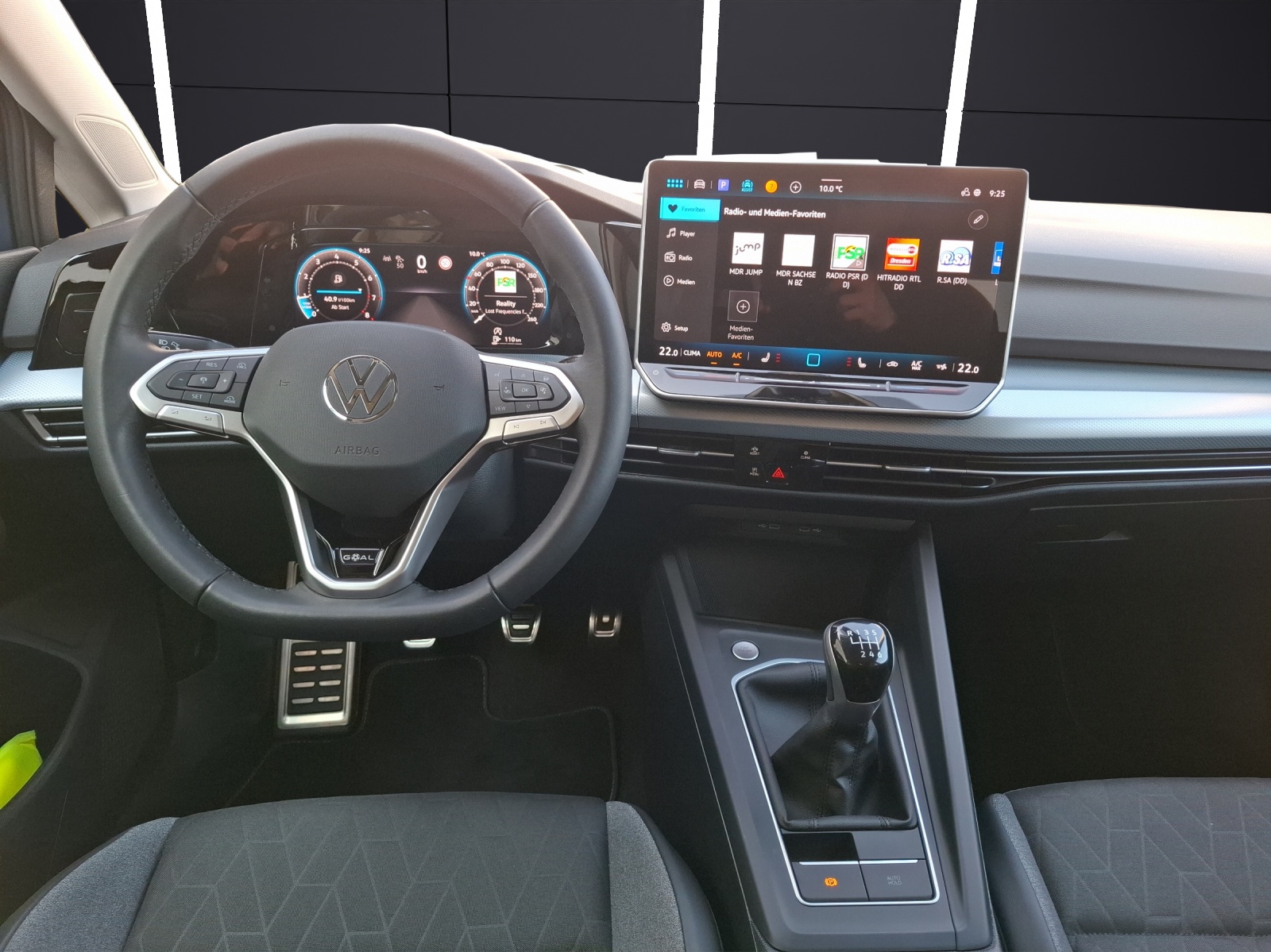 Fahrzeugabbildung Volkswagen Golf VIII Variant TSI Goal Standhzg. LED CarPlay AID ACC RFK SH LM