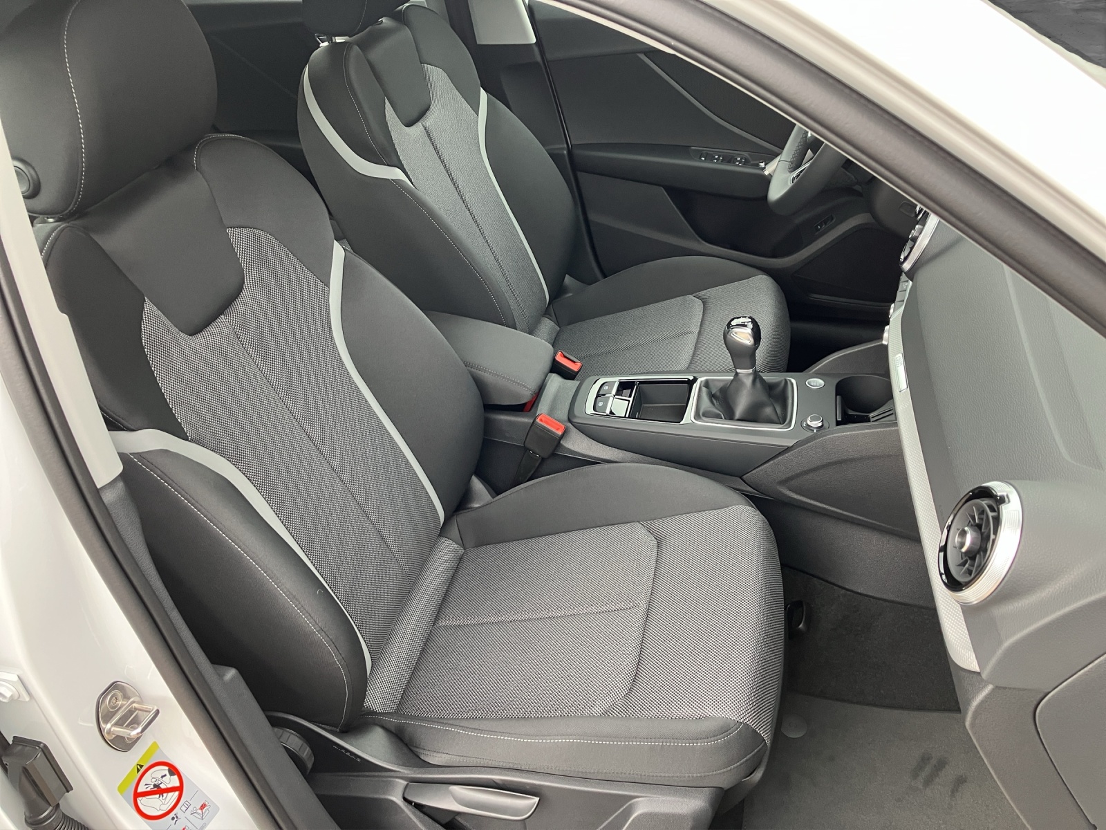 Fahrzeugabbildung Audi Q2 35 TFSI advanced Matrix GRA Vorb. Navi