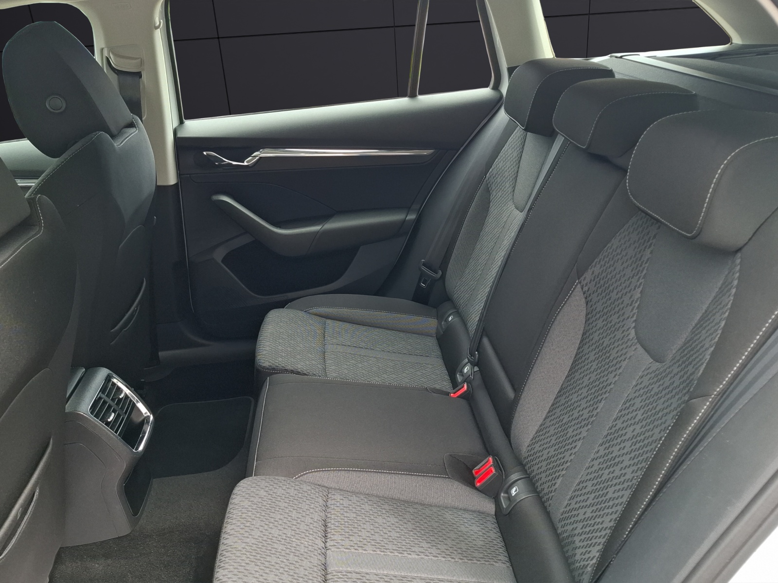 Fahrzeugabbildung SKODA Octavia Combi TDI First-Edition DSG Matrix AHK Navi ACC PDC SH