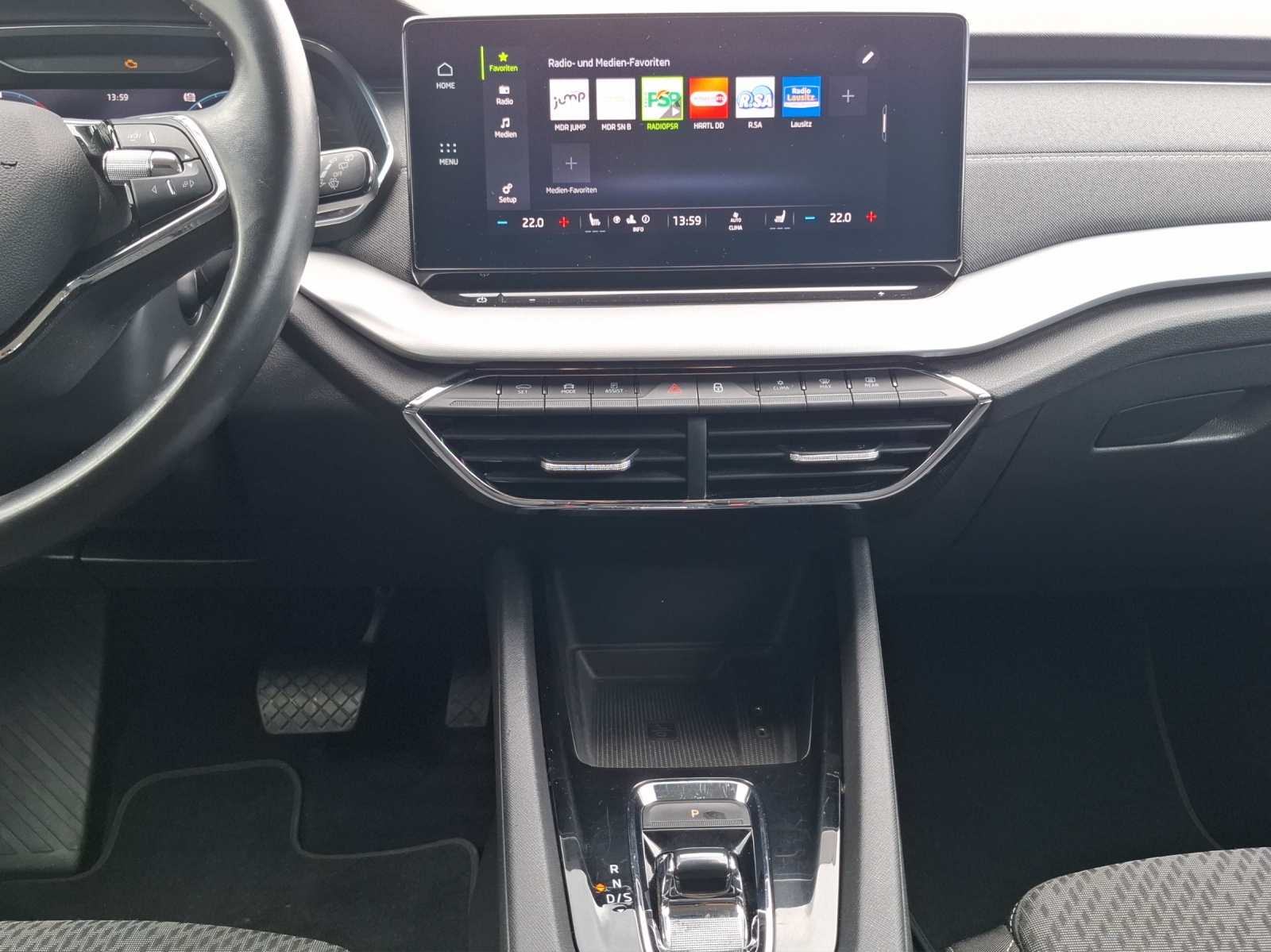 Fahrzeugabbildung SKODA Octavia Combi TDI First-Edition DSG Matrix AHK Navi ACC PDC SH