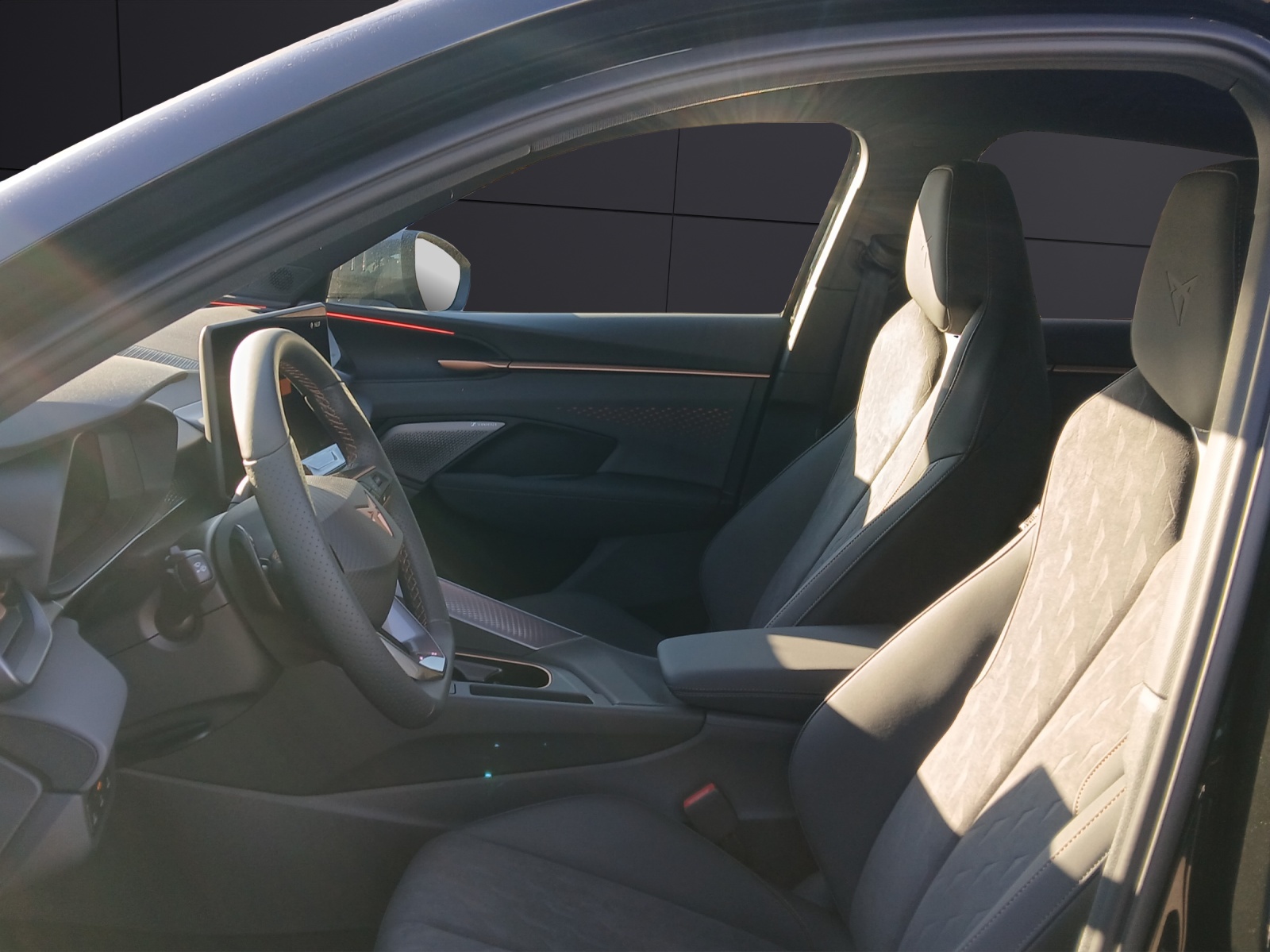 Fahrzeugabbildung CUPRA Terramar 4Drive VZ TSI DSG Matrix ACC SH LRHzg HuD Kamera Ambiente Navi Klima