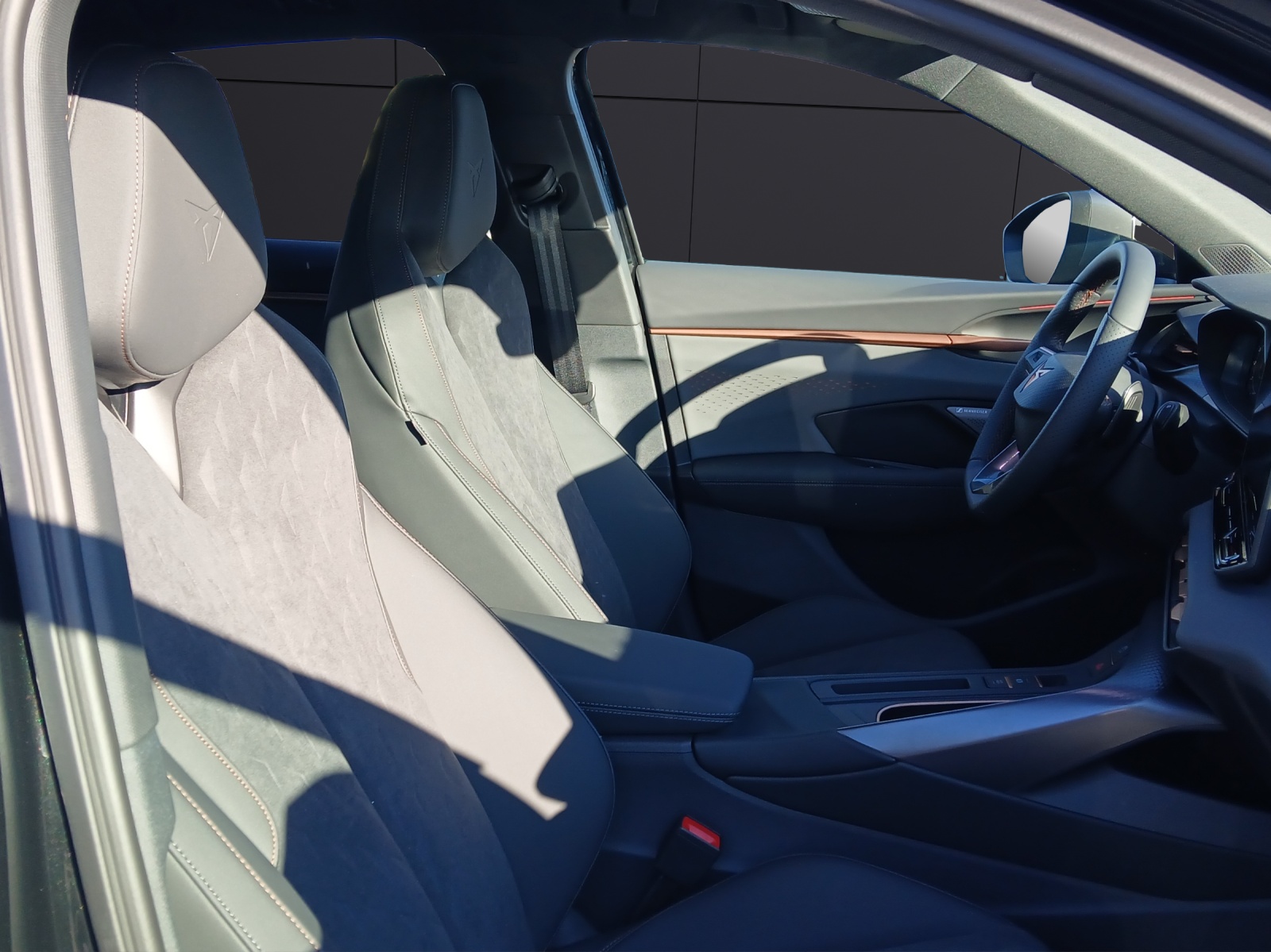 Fahrzeugabbildung CUPRA Terramar 4Drive VZ TSI DSG Matrix ACC SH LRHzg HuD Kamera Ambiente Navi Klima