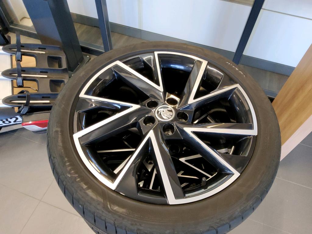 Fahrzeugabbildung SKODA Kamiq TSI Monte Carlo LED Navi AID Pano ACC PDC SH 18