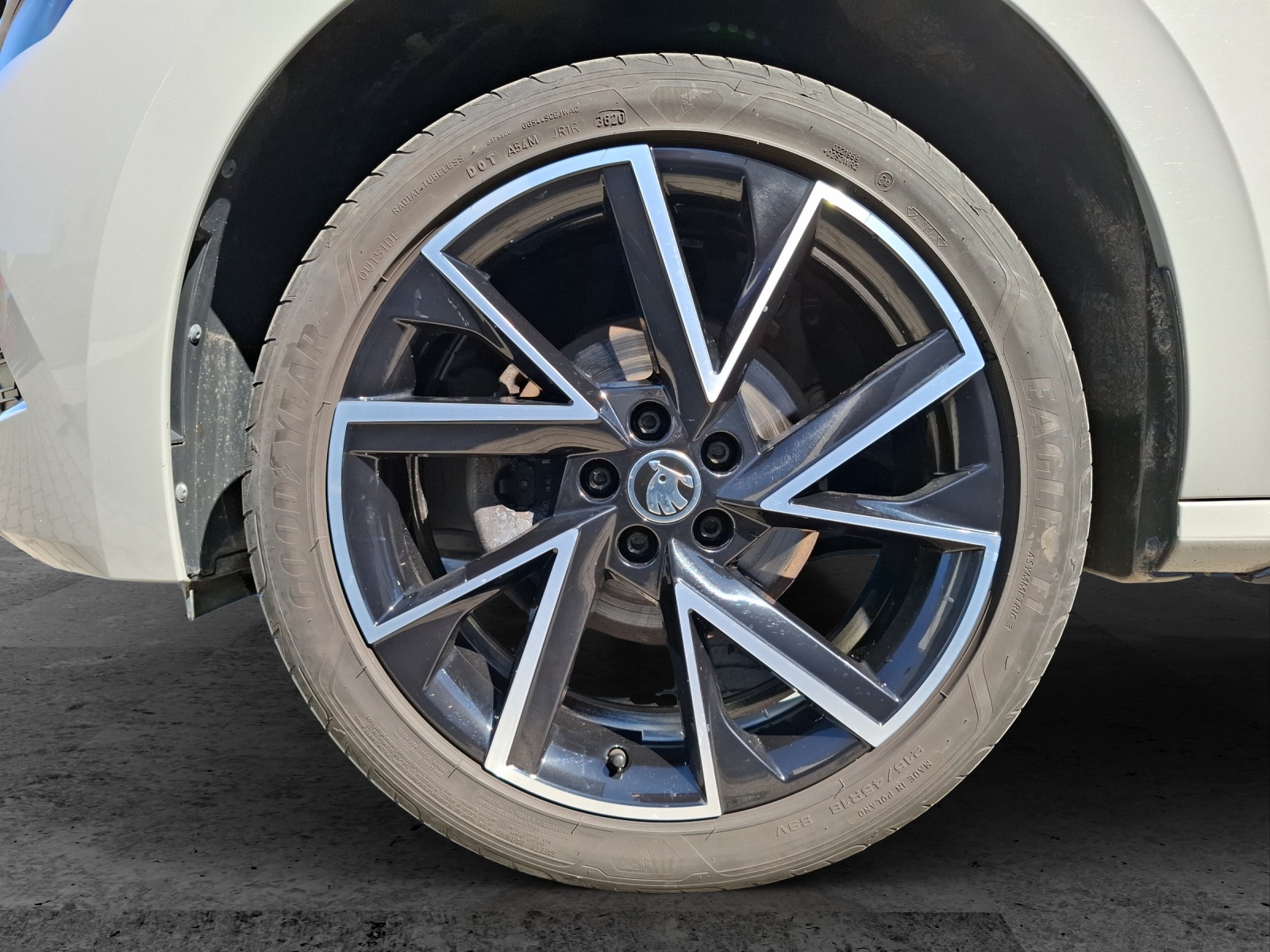 Fahrzeugabbildung SKODA Kamiq TSI Monte Carlo LED Navi AID Pano ACC PDC SH 18