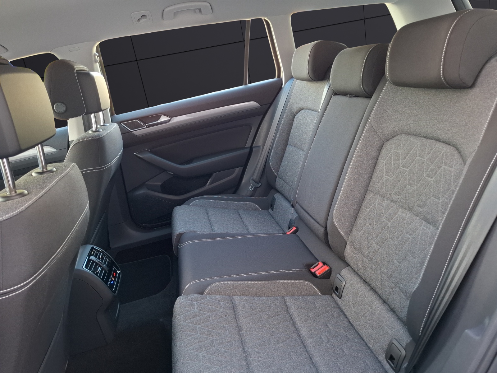 Fahrzeugabbildung Volkswagen Passat Variant TSI Business DSG STH Matrix Navi ACC RFK