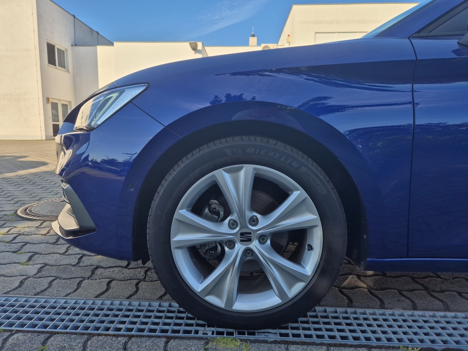 Fahrzeugabbildung SEAT Leon TSI FR-Line LED Navi ACC Park-Assist SH LM