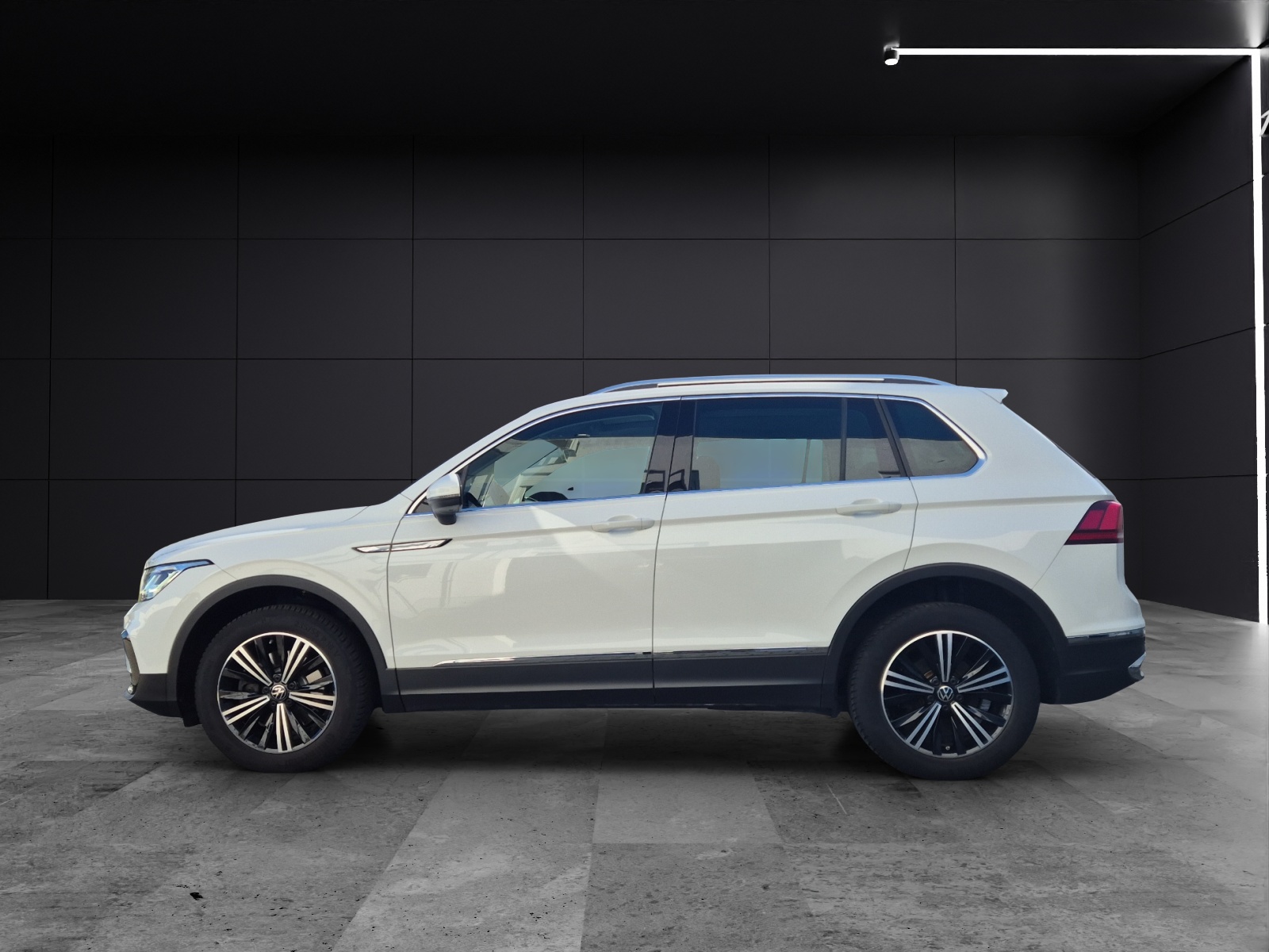 Fahrzeugabbildung Volkswagen Tiguan TDI Elegance DSG 4M Matrix AID Pano ACC PDC SH 18