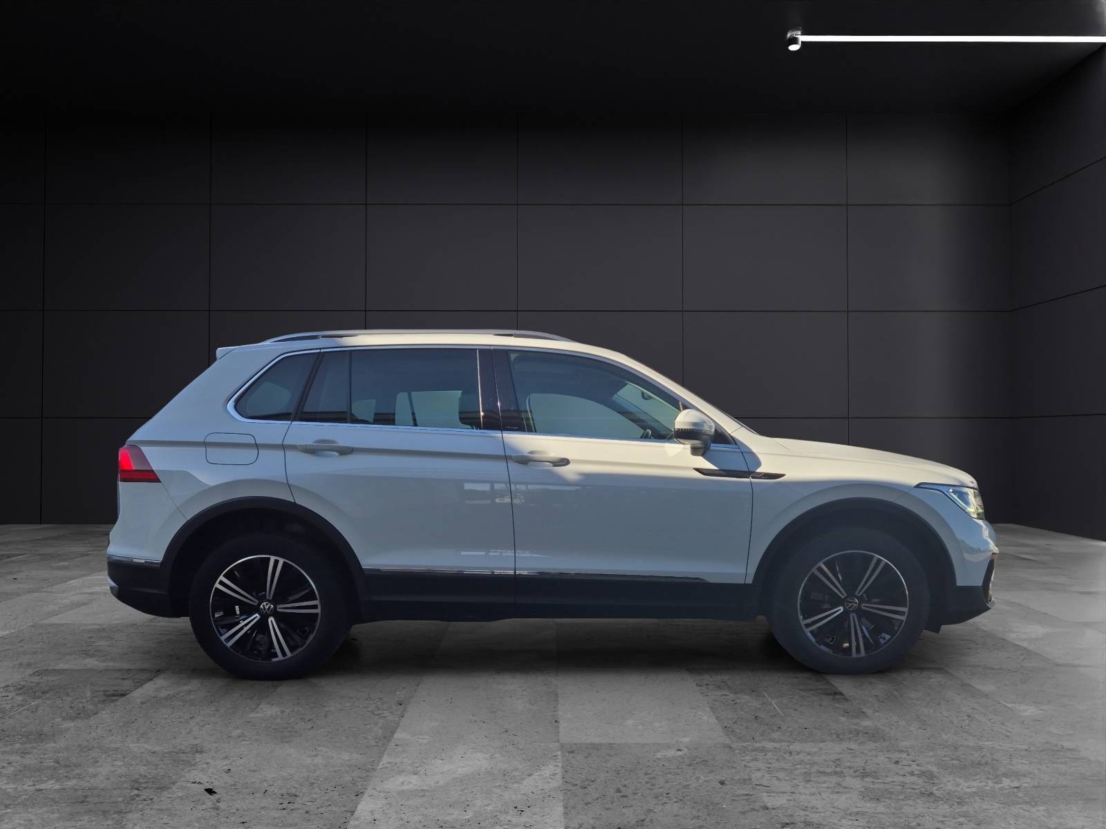 Fahrzeugabbildung Volkswagen Tiguan TDI Elegance DSG 4M Matrix AID Pano ACC PDC SH 18
