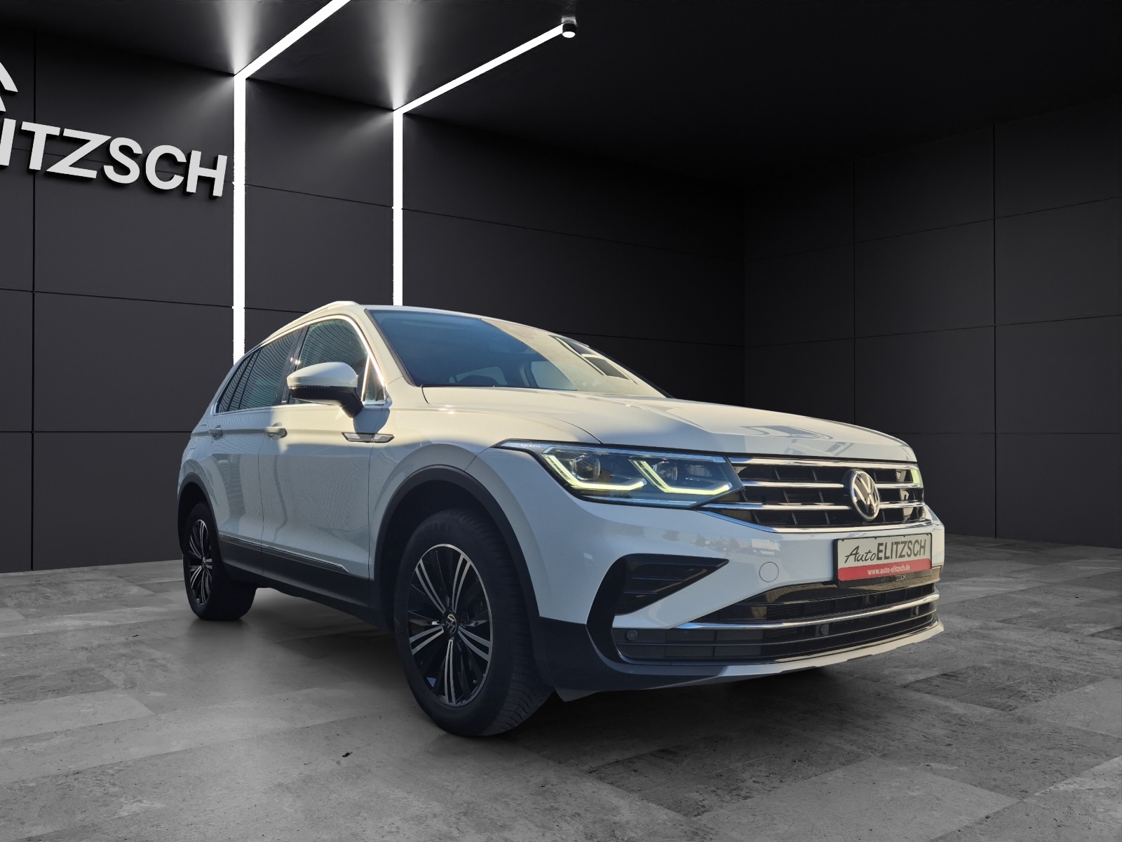 Fahrzeugabbildung Volkswagen Tiguan TDI Elegance DSG 4M Matrix AID Pano ACC PDC SH 18