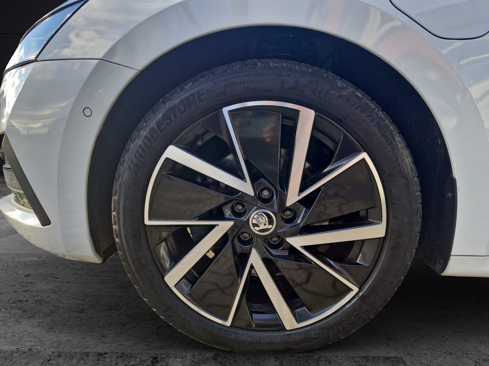Fahrzeugabbildung SKODA Octavia Combi First Edition iV 1.4 TSI DSG KLIMA LED KAMERA
