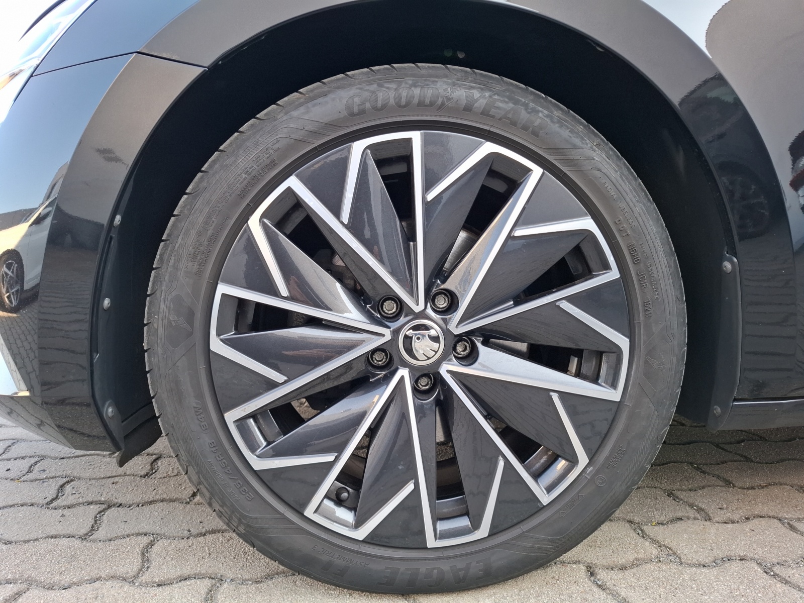 Fahrzeugabbildung SKODA Superb Combi TDI L&K DSG 4x4, STH Matrix Návi AID ACC 360° Leder 18