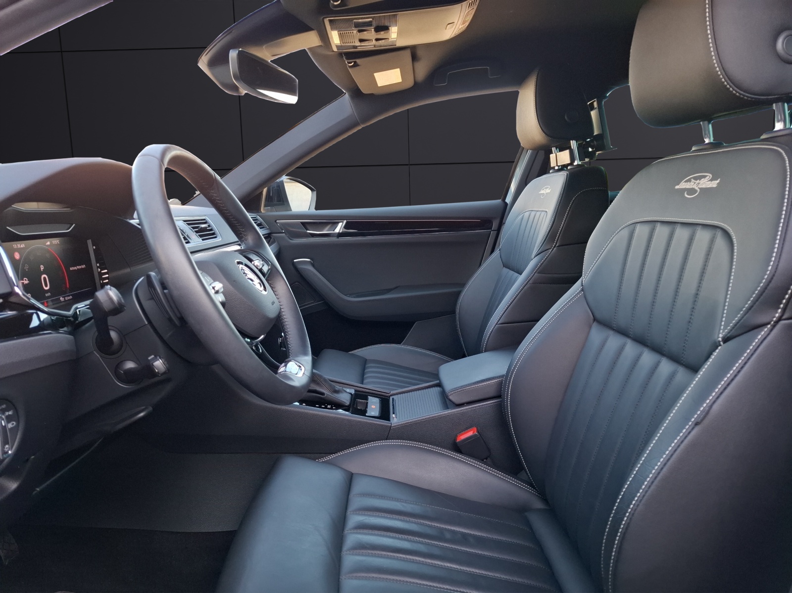 Fahrzeugabbildung SKODA Superb Combi TDI L&K DSG 4x4, STH Matrix Návi AID ACC 360° Leder 18