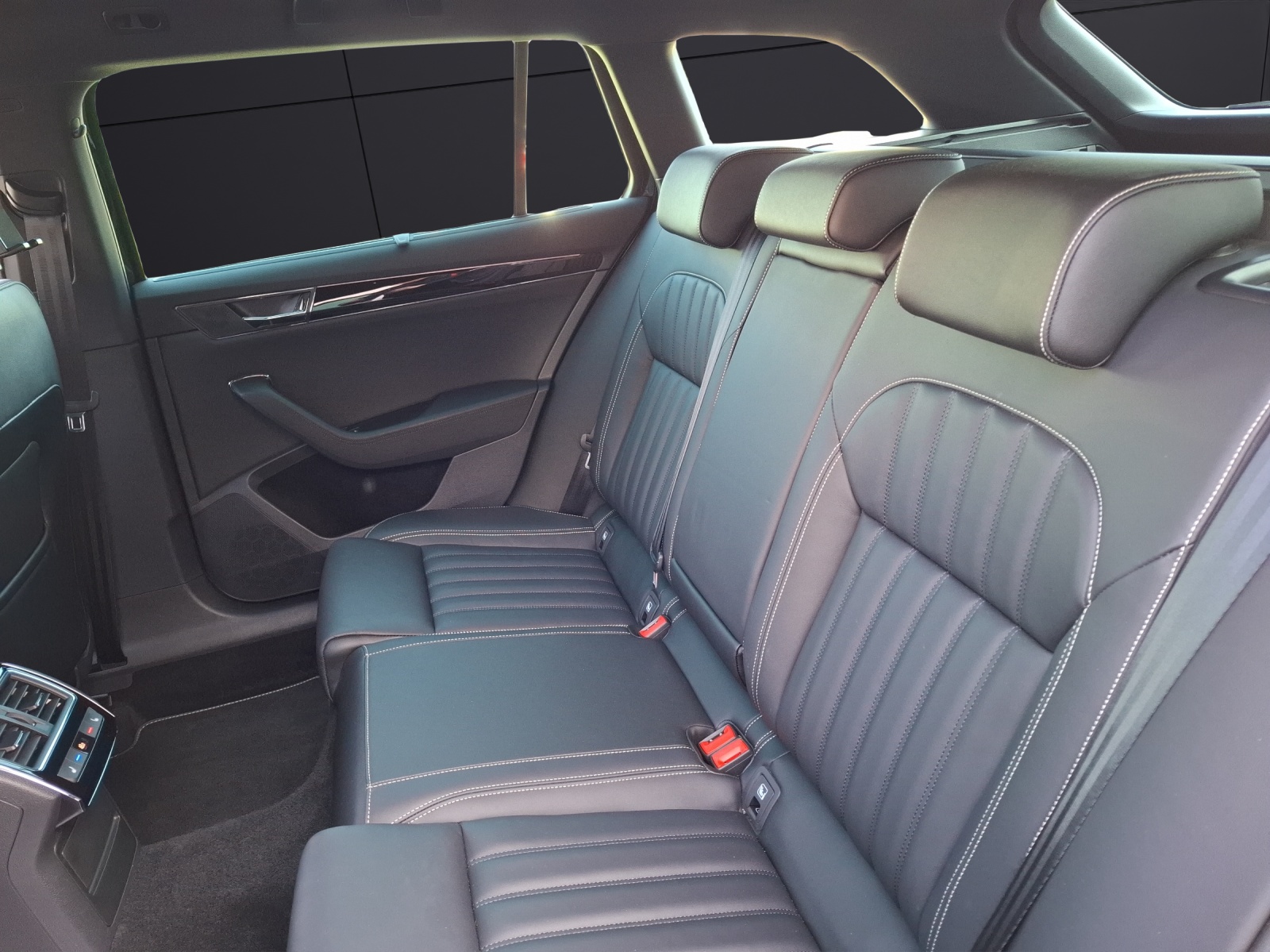 Fahrzeugabbildung SKODA Superb Combi TDI L&K DSG 4x4, STH Matrix Návi AID ACC 360° Leder 18
