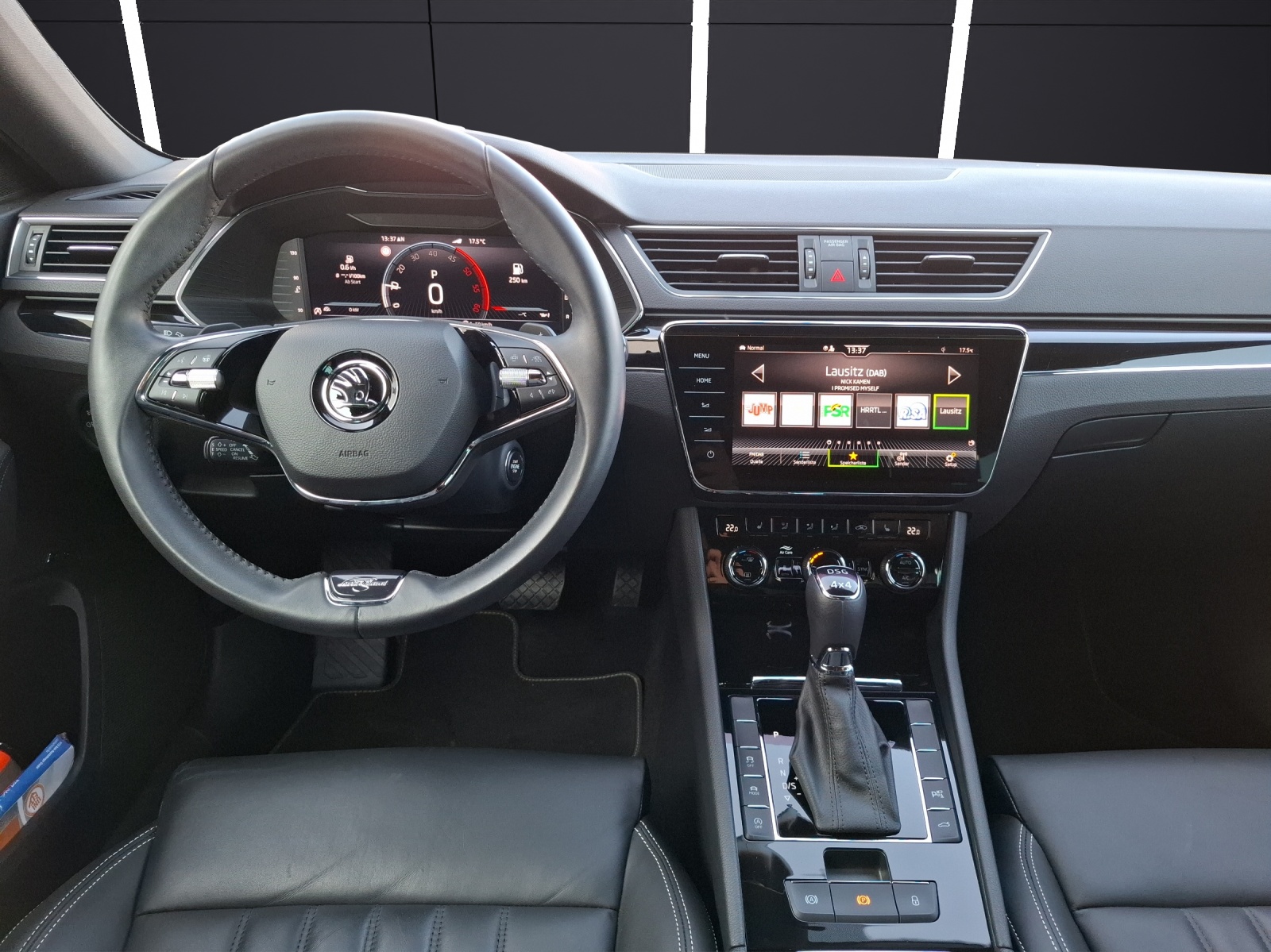 Fahrzeugabbildung SKODA Superb Combi TDI L&K DSG 4x4, STH Matrix Návi AID ACC 360° Leder 18