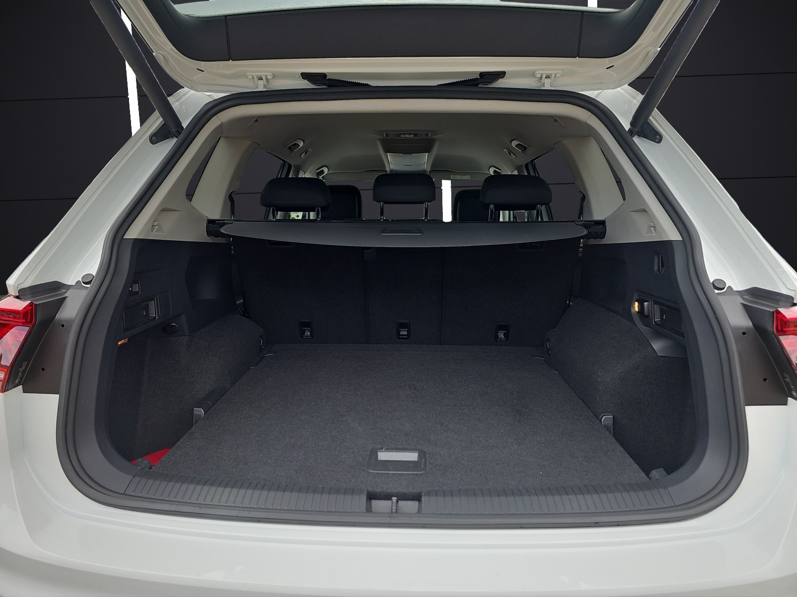 Fahrzeugabbildung Volkswagen Tiguan Allspace Highline 4M TDI DSG LED ACC AHK SHZ PDC Navi