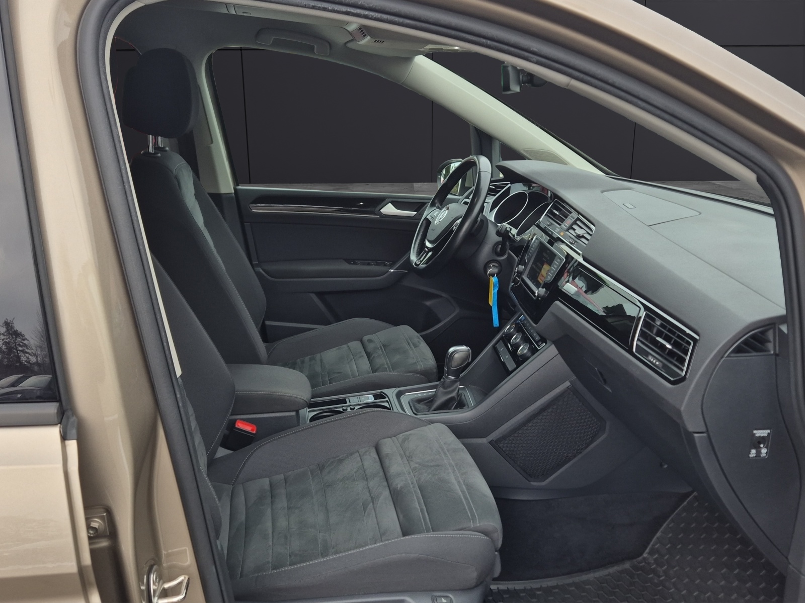 Fahrzeugabbildung Volkswagen Touran 2.0 TDI Comfortline DSG ACC Standhzg SHZ RFK