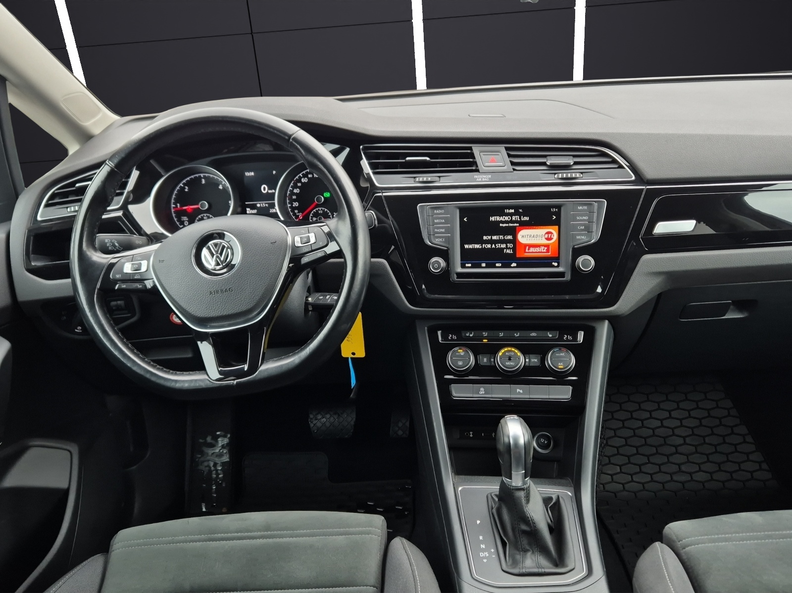 Fahrzeugabbildung Volkswagen Touran 2.0 TDI Comfortline DSG ACC Standhzg SHZ RFK