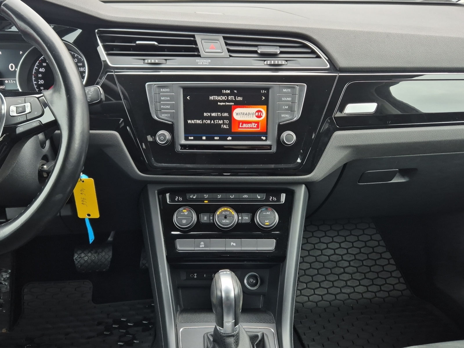 Fahrzeugabbildung Volkswagen Touran 2.0 TDI Comfortline DSG ACC Standhzg SHZ RFK