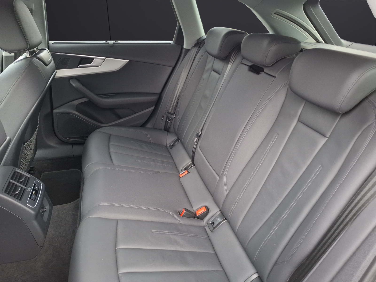 Fahrzeugabbildung Audi A4 Avant 40 TDI advanced S-tronic Navi AVC ACC PDC SH