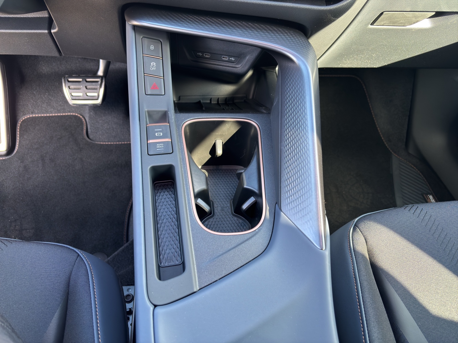 Fahrzeugabbildung CUPRA Terramar 2.0 TSI DSG 4x4 AHZ Matrix LED Pano Keyless SH