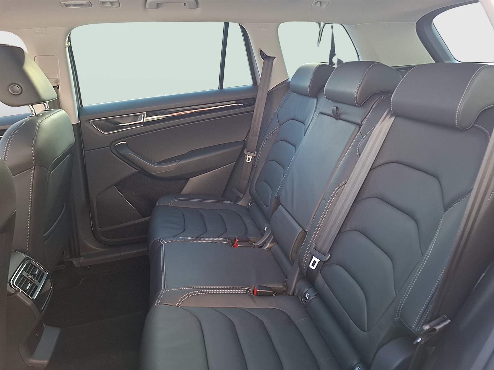 Fahrzeugabbildung SKODA Kodiaq TSI Style 4x4 LED AHK ACC Navi Pano RFK SHZ