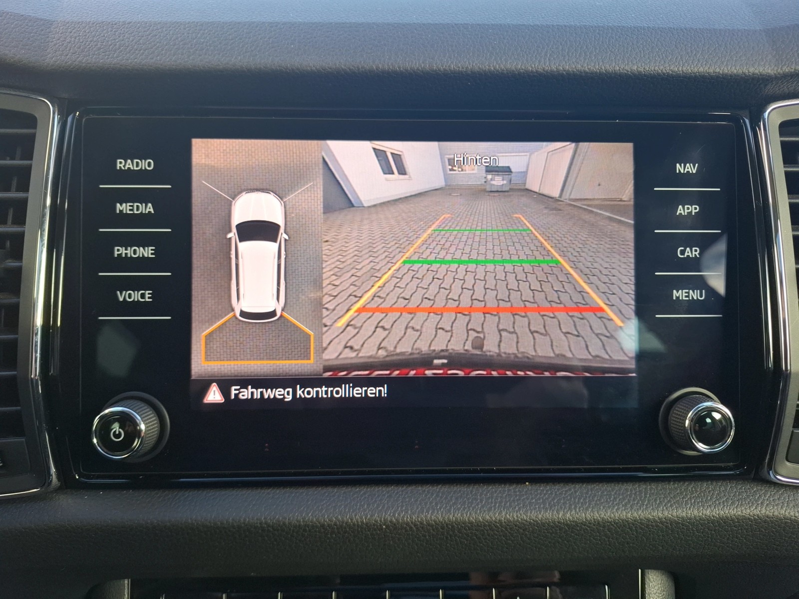 Fahrzeugabbildung SKODA Kodiaq TSI Style 4x4 LED AHK ACC Navi Pano RFK SHZ