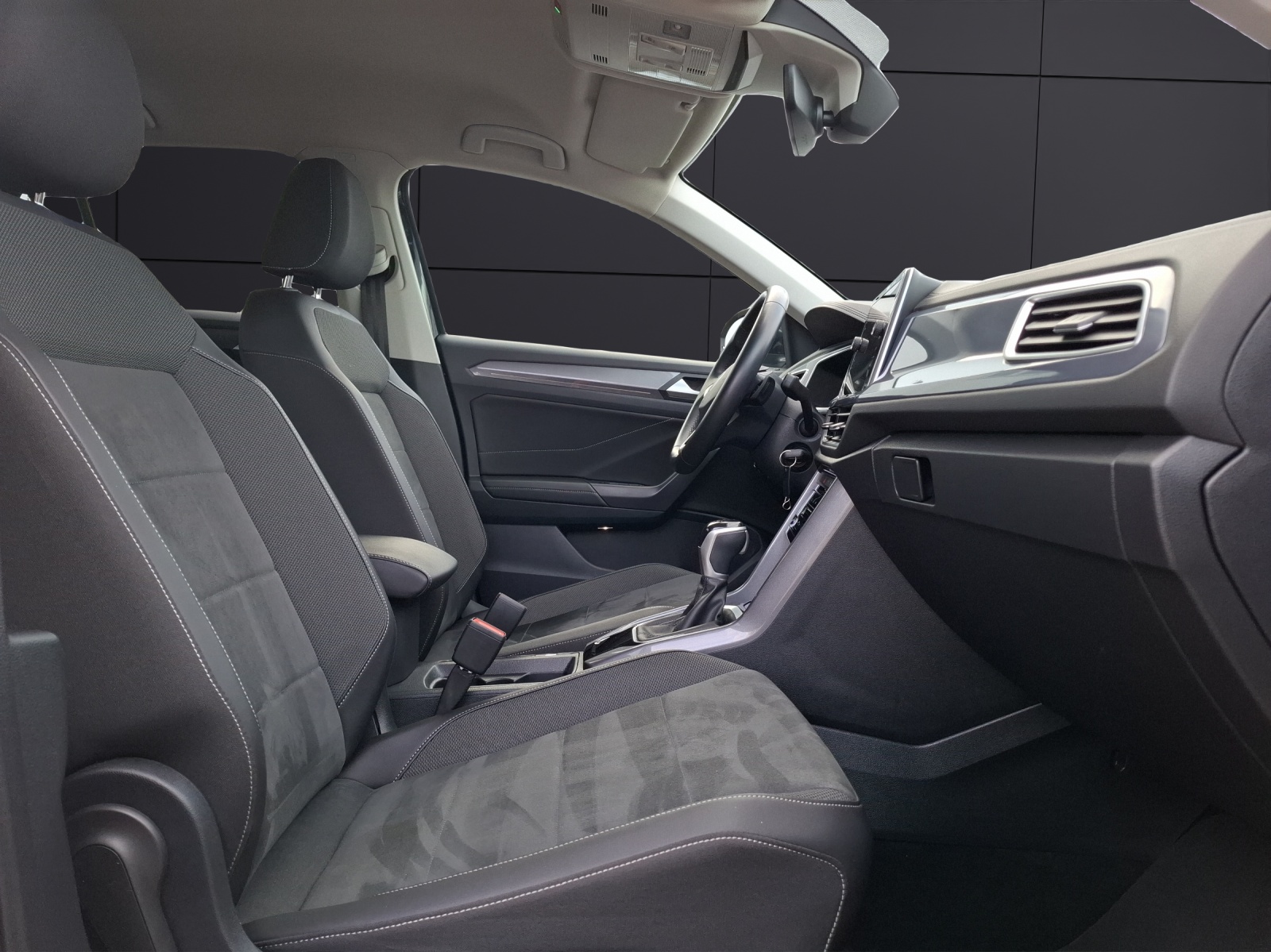 Fahrzeugabbildung Volkswagen T-Roc TSI Style DSG LED Navi AID ACC Park-Assist SH