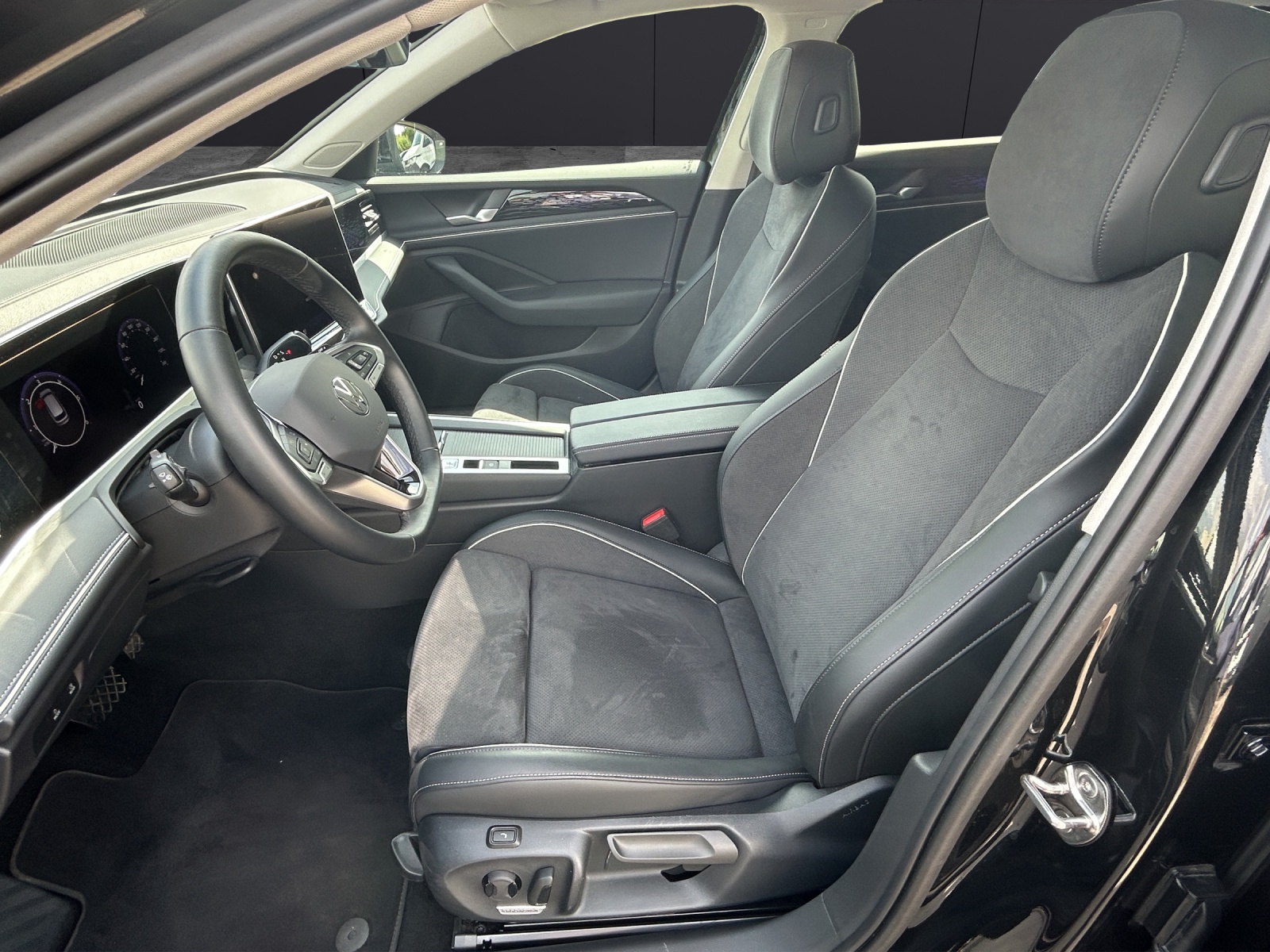 Fahrzeugabbildung Volkswagen Passat Variant Business TDI DSG LED ACC AHK SHZ Massage AreaView Navi