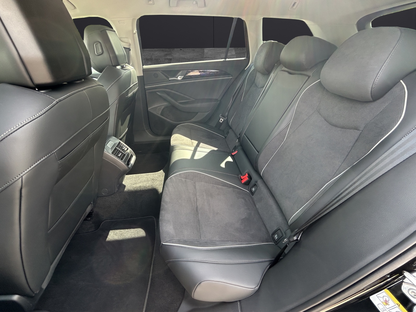 Fahrzeugabbildung Volkswagen Passat Variant Business TDI DSG LED ACC AHK SHZ Massage AreaView Navi
