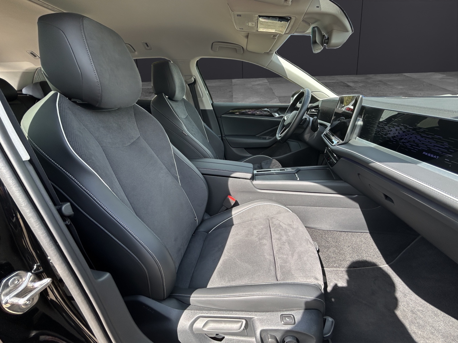 Fahrzeugabbildung Volkswagen Passat Variant Business TDI DSG LED ACC AHK SHZ Massage AreaView Navi
