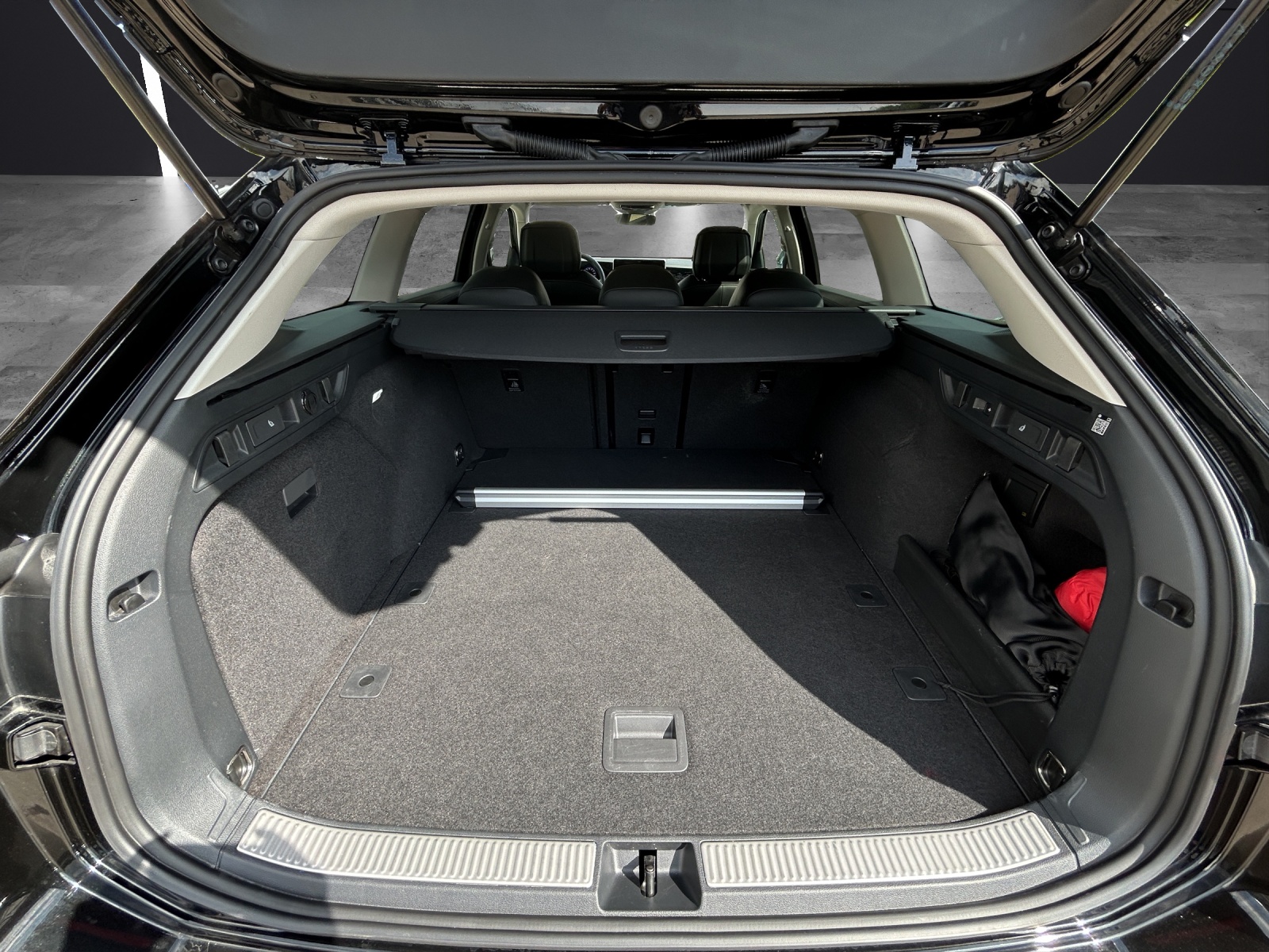 Fahrzeugabbildung Volkswagen Passat Variant Business TDI DSG LED ACC AHK SHZ Massage AreaView Navi