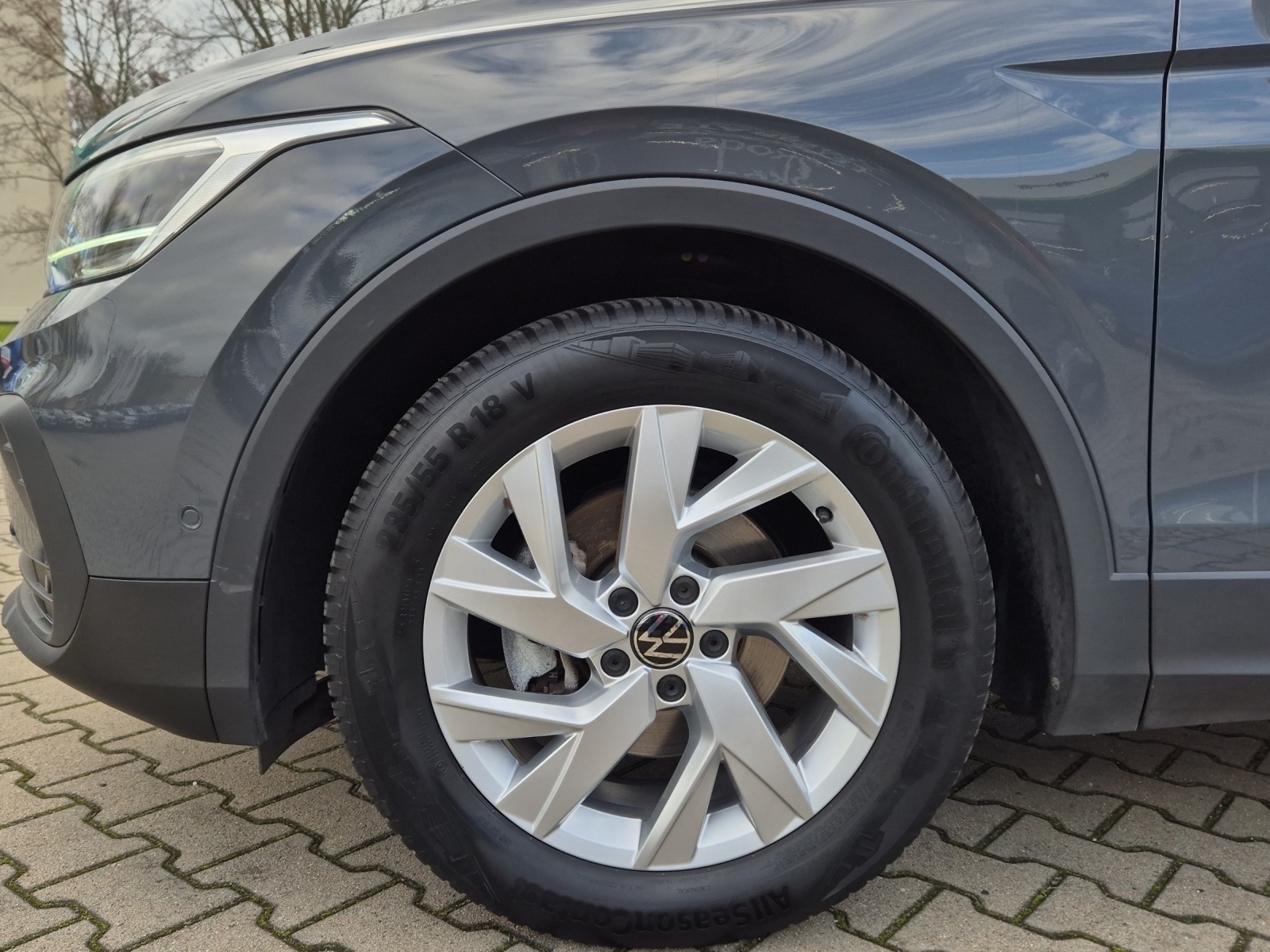 Fahrzeugabbildung Volkswagen Tiguan TSI Life LED AHK Navi Pano ACC Park-Assist SH 18