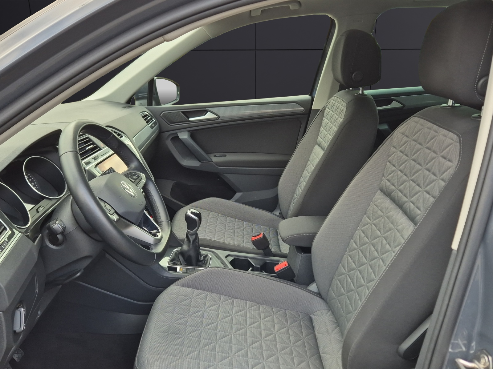 Fahrzeugabbildung Volkswagen Tiguan TSI Life LED AHK Navi Pano ACC Park-Assist SH 18