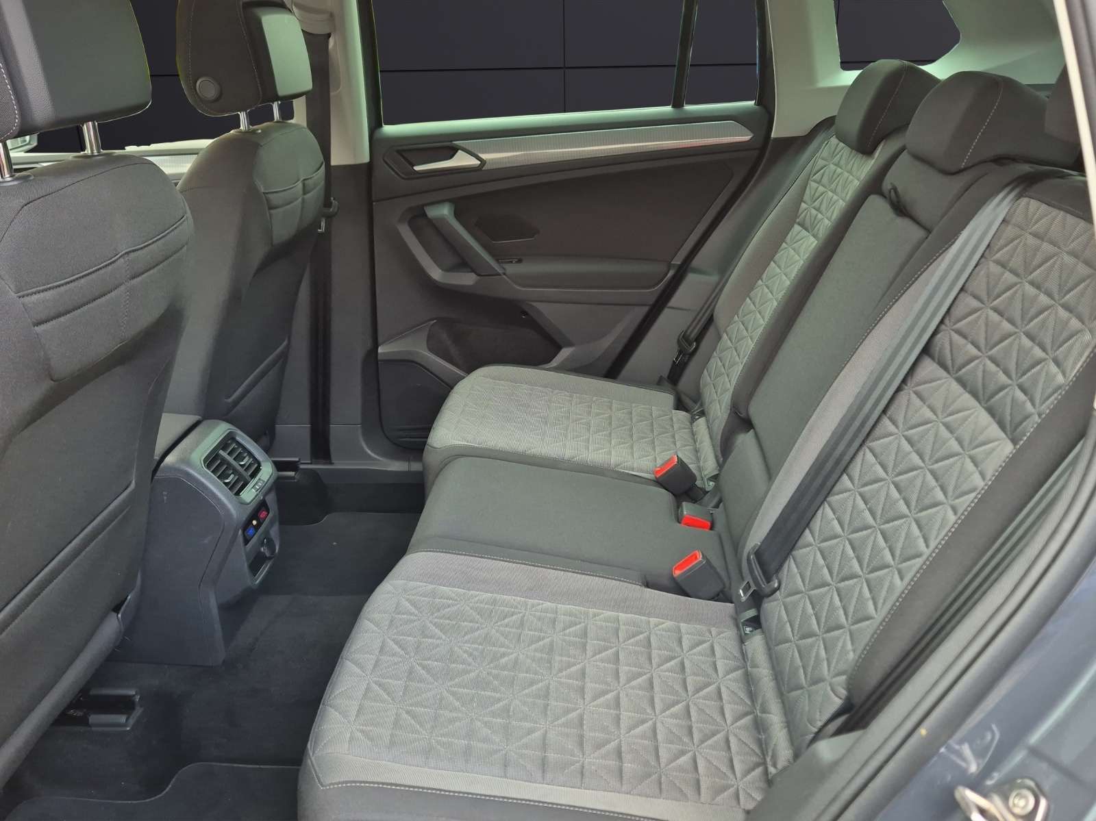 Fahrzeugabbildung Volkswagen Tiguan TSI Life LED AHK Navi Pano ACC Park-Assist SH 18