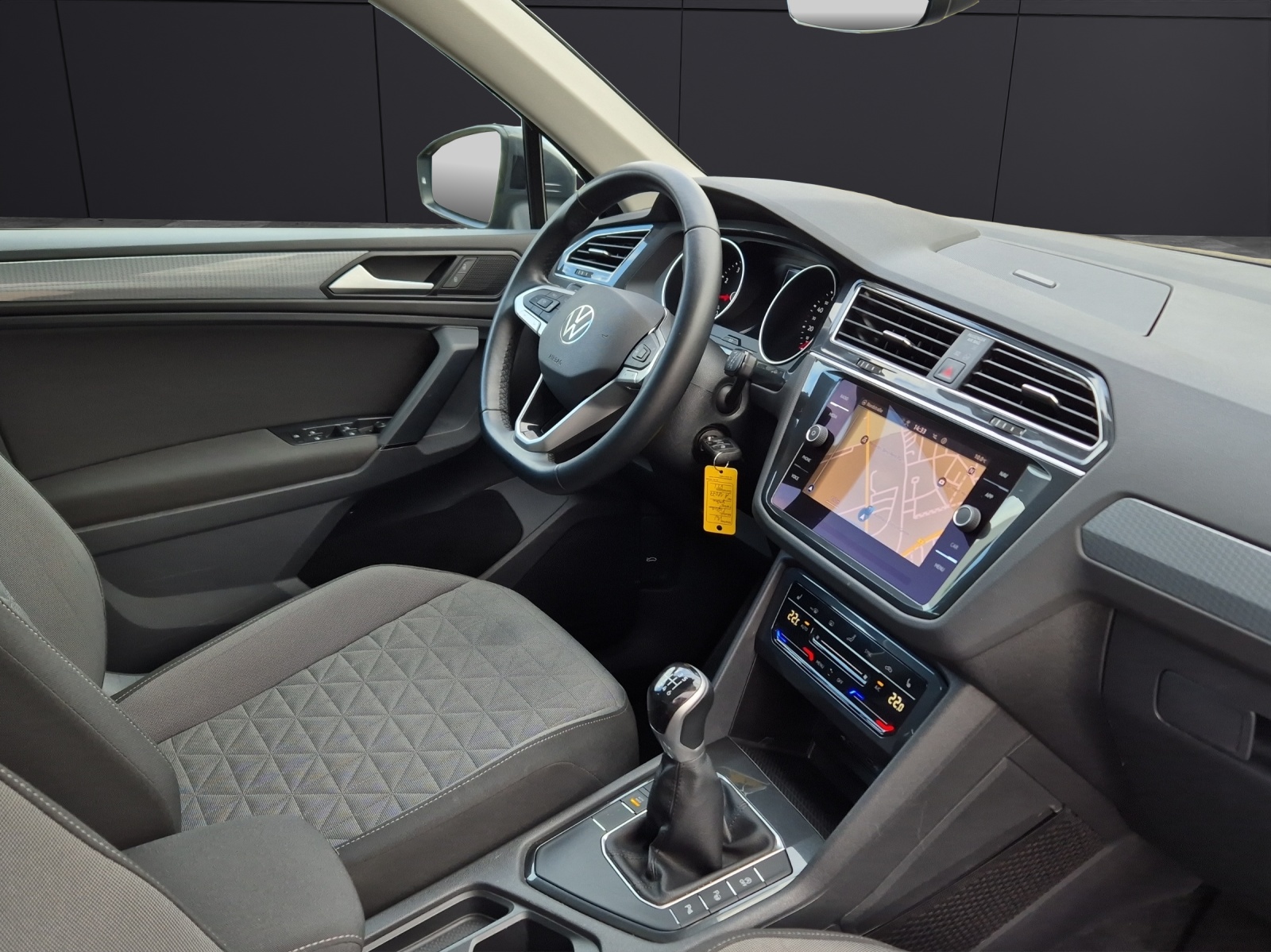 Fahrzeugabbildung Volkswagen Tiguan TSI Life LED AHK Navi Pano ACC Park-Assist SH 18