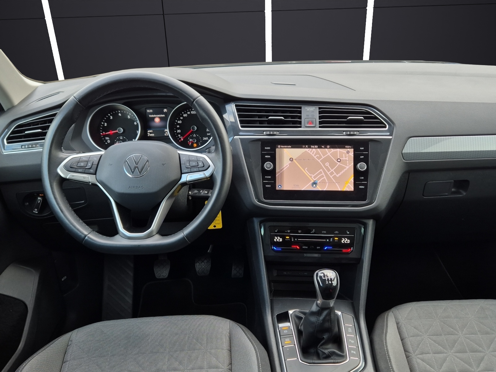 Fahrzeugabbildung Volkswagen Tiguan TSI Life LED AHK Navi Pano ACC Park-Assist SH 18