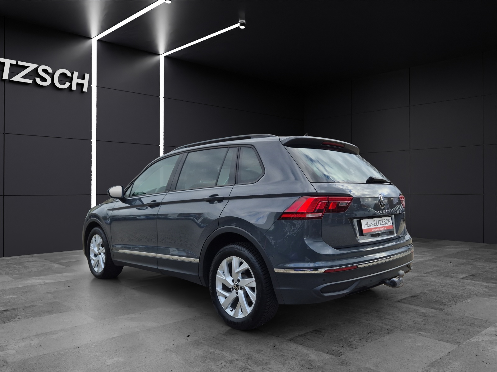 Fahrzeugabbildung Volkswagen Tiguan TSI Life LED AHK Navi Pano ACC Park-Assist SH 18