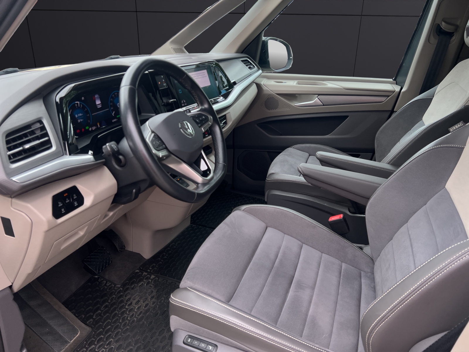 Fahrzeugabbildung Volkswagen T7 Multivan eHybrid Life Standhzg. LED AHK Navi AID ACC RFK SH